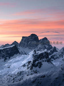 雪峰映霞光，日落时分 Dolomites 山脉的壮丽剪影