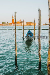 威尼斯圣乔治马焦雷教堂前停泊的贡多拉