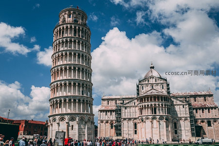 比萨斜塔与大教堂在蓝天白云下的壮丽全景