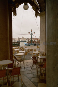 威尼斯咖啡馆拱门内望向运河与圣马可教堂