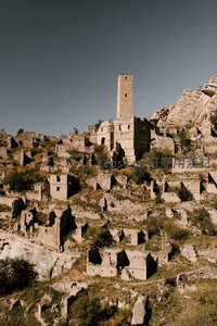 高加索古村落遗址：石砌塔楼与废墟群屹立山崖之上