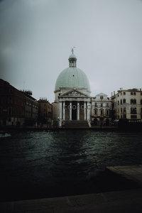 威尼斯圣母健康教堂穹顶临水而立，阴云密布氛围静谧