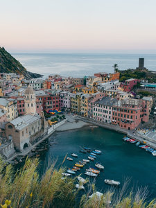 意大利五渔村马纳罗拉港湾日落航拍，彩色房屋依山傍海