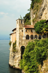 悬崖上的圣卡特琳娜修道院依山傍湖静谧如画