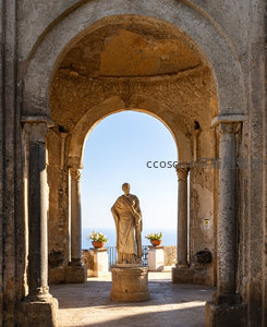 古罗马拱廊内石雕立像，透过拱门远眺蔚蓝海天一线