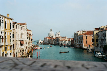 威尼斯大运河全景，圣玛丽亚健康教堂穹顶映衬水巷舟楫