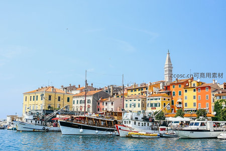 伊斯基亚港湾日景，彩色房屋与停泊渔船构成地中海渔村诗意画卷