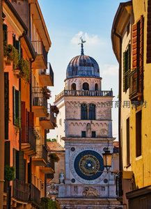 意大利拉韦纳钟楼夹巷仰视古塔与天文钟特写