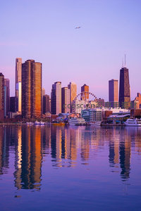 芝加哥天际线黄昏倒影，摩天大楼与 Ferris 轮交相辉映