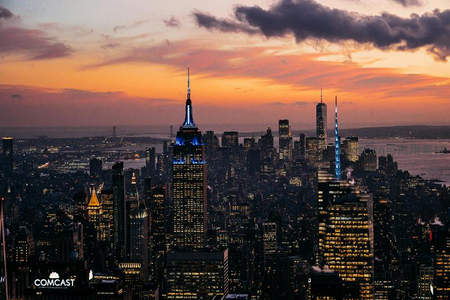 纽约帝国大厦夜景航拍，蓝光塔尖点亮橙红晚霞天际