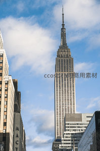 帝国大厦仰视特写，蓝天白云映衬 Art Deco 建筑经典风范