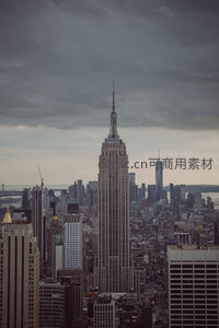 阴云笼罩下的帝国大厦，灰调城市中屹立不朽的钢铁丰碑
