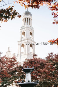 秋日教堂钟楼与红叶喷泉相映成趣的静谧庭院