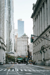 纽约曼哈顿街道古典与现代建筑交织的城市峡谷