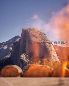 优胜美地国家公园半圆顶星轨夜景，前景篝火光晕朦胧梦幻