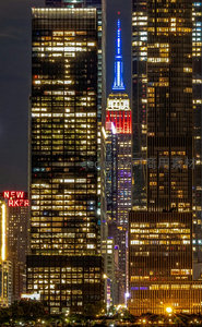 夜幕下帝国大厦霓虹闪耀，高楼林立映衬纽约都市繁华夜景