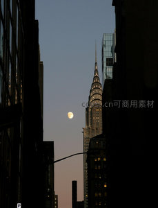 月升克莱斯勒大厦，城市峡谷中古典摩天楼剪影与满月同框