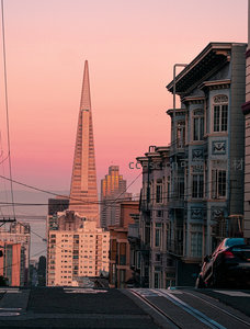 旧金山黄昏街景：泛美金字塔与维多利亚式建筑交相辉映