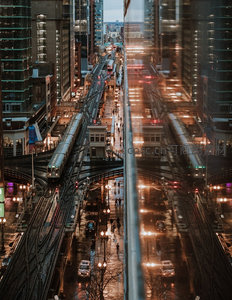 芝加哥雨夜高架列车穿梭于霓虹灯影与玻璃幕墙之间