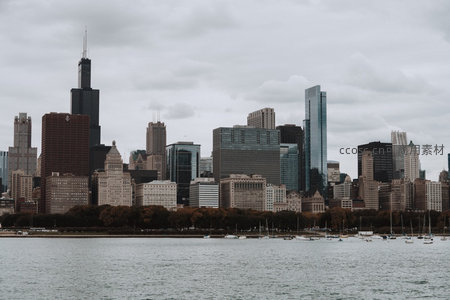 芝加哥天际线阴云笼罩下的湖畔城市风光