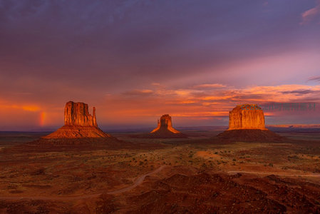纪念碑谷日落奇岩群航拍景观沙漠壮美风光