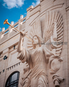 佩里大厅外墙天使吹号雕塑石刻细节特写