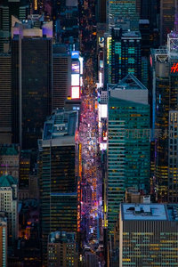 纽约时代广场夜景航拍，霓虹灯海与车流交织都市脉搏