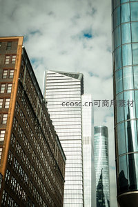 现代摩天大楼与复古砖墙建筑的都市对比构图