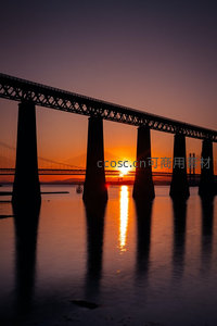 福斯桥日落剪影倒影如画的壮丽景象