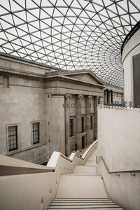 大英博物馆中庭玻璃穹顶与古典柱廊交汇，现代与历史对话