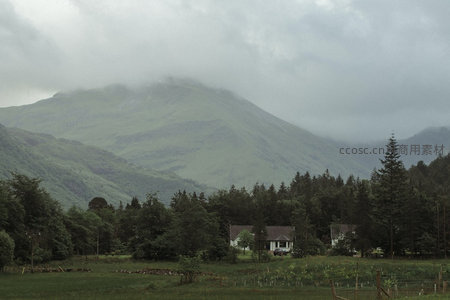 云雾缭绕的苏格兰山谷农舍，绿意盎然的山坡与松林环绕