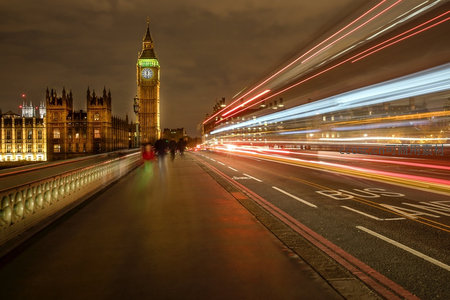 大本钟夜色璀璨，威斯敏斯特桥车流光轨如彩带飞舞，都市脉动尽显
