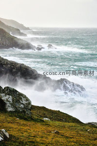 风暴中的海岸峭壁巨浪撞击岩石激起漫天水雾
