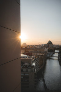 柏林日落航拍视角，勃兰登堡门与施普雷河交相辉映