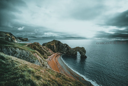 多塞特海岸杜德尔门天然拱门，阴云密布下的壮丽海蚀奇观