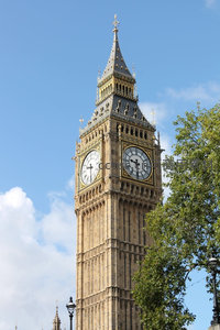 大本钟高耸入云，金色塔尖映衬蓝天白云与绿树