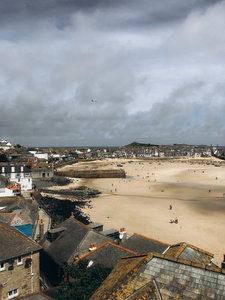 康沃尔圣艾夫斯海滩俯瞰，屋顶错落与广阔沙滩相映成趣