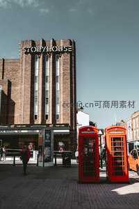 阳光下的故事剧院前两座经典红色电话亭并列街头