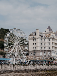 摩天轮与Grand Hotel并立，海滨休闲区活力盎然