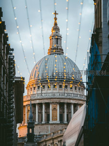 圣保罗大教堂穹顶被节日灯串环绕，黄昏柔光映照