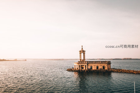 湖心古典亭阁孤悬石堤之上，晨雾轻笼水面宁静致远