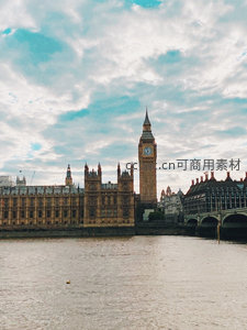 云层漫卷下的大本钟与议会大厦，泰晤士河波光粼粼