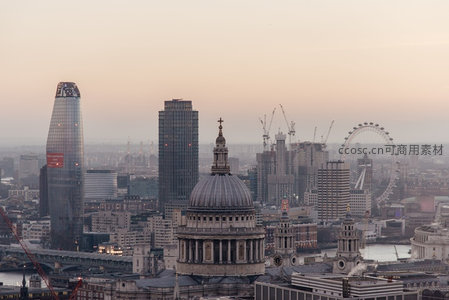 日出时分伦敦全景，圣保罗大教堂穹顶居中，碎片大厦与伦敦眼映衬