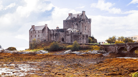 苏格兰艾琳多南城堡潮汐退去时的壮丽全景