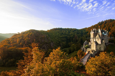 秋日森林中的古老城堡，金叶环绕如童话仙境