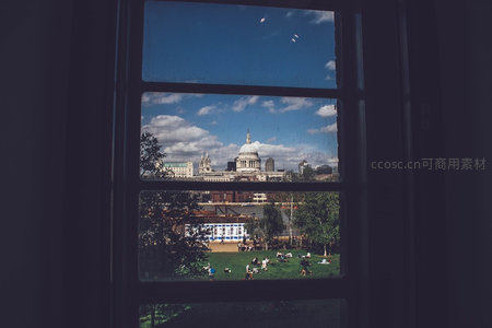 透过老窗框眺望圣保罗大教堂，公园人群休憩如画