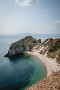 多佛白崖海岸线航拍：碧海、白沙与石灰岩峭壁奇观