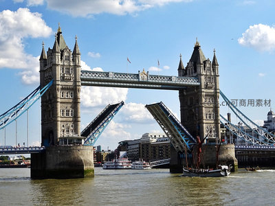 塔桥开启瞬间：双叶桥面高高扬起，船只从容穿行泰晤士河