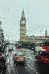 雨滴密布车窗，大本钟在朦胧雨幕中若隐若现