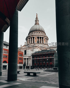 圣保罗大教堂穹顶透过现代柱廊框景，古典与当代交融